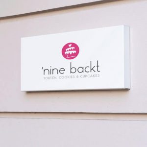 Nine backt Ladenschild